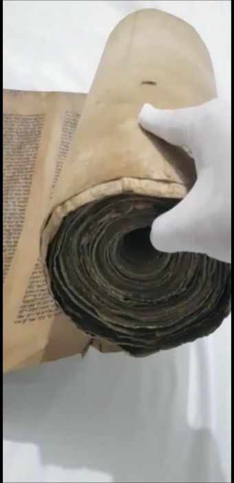 مخطوطة ثمينة جداً من جلد الغزال مكتوبة بالعبرية 